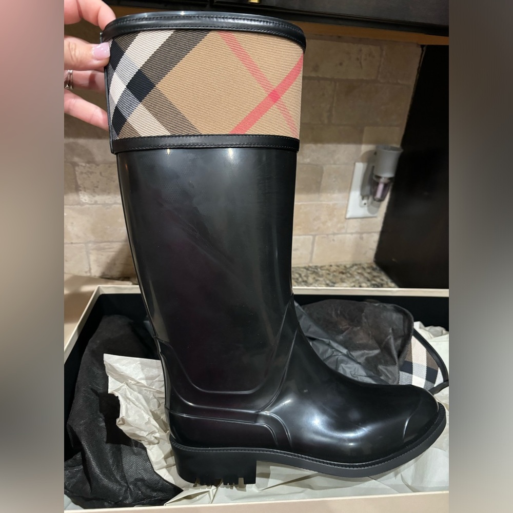 Burberry Woman’s Black Crosshill House Check Rain Boots, Size 39, NIB